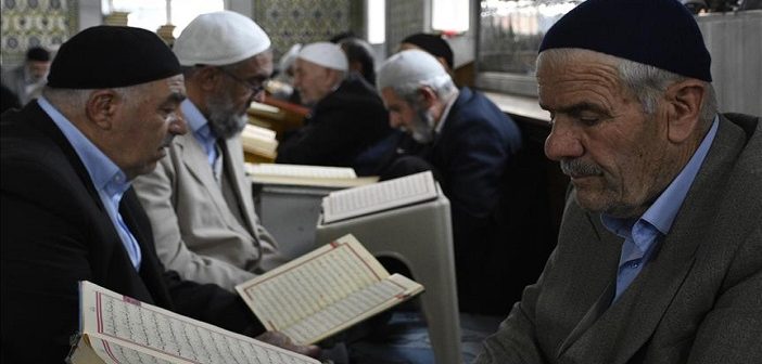 Elazığ’da Tarihi Camiler Mukabele Halkalarıyla Şenlendi