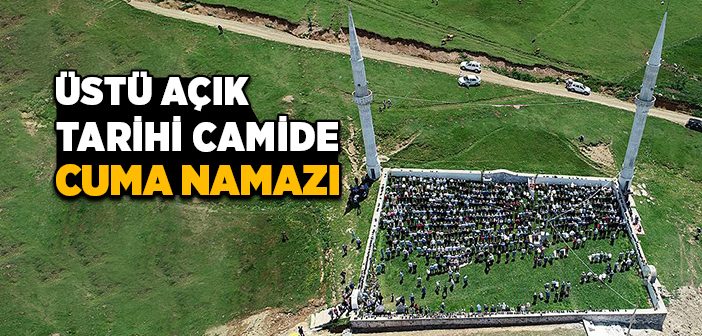 Üstü Açık Tarihi Camide Cuma Namazı