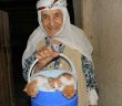 Anneleri Ölen Kedilere 96 Yaşındaki Nine Sahip Çıktı