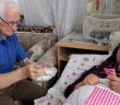 Felçli Eşine 22 Yıldır Sevgiyle Bakıyor