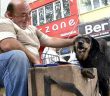 Kazancını Köpeğiyle Paylaşıyor