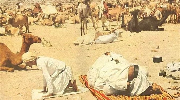 https://www.islamveihsan.com/wp-content/uploads/2018/12/%C3%87%C3%B6lde-develerinin-yan%C4%B1nda-namaz-k%C4%B1lanlar..jpg