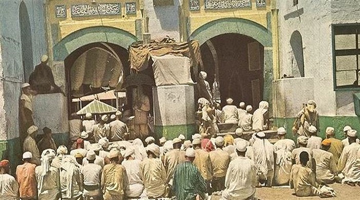 https://www.islamveihsan.com/wp-content/uploads/2018/12/Caminin-giri%C5%9Finde-namaz-k%C4%B1lan-insanlar..jpg