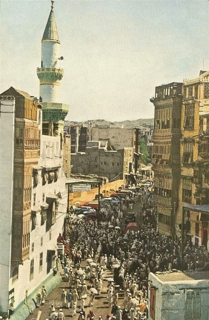 https://www.islamveihsan.com/wp-content/uploads/2018/12/Mekke%E2%80%99de-i%C5%9Flek-bir-sokak.-Osmanl%C4%B1-d%C3%B6neminden-kalma-bir-minare-de-foto%C4%9Frafta-g%C3%B6r%C3%BCnmekte..jpg
