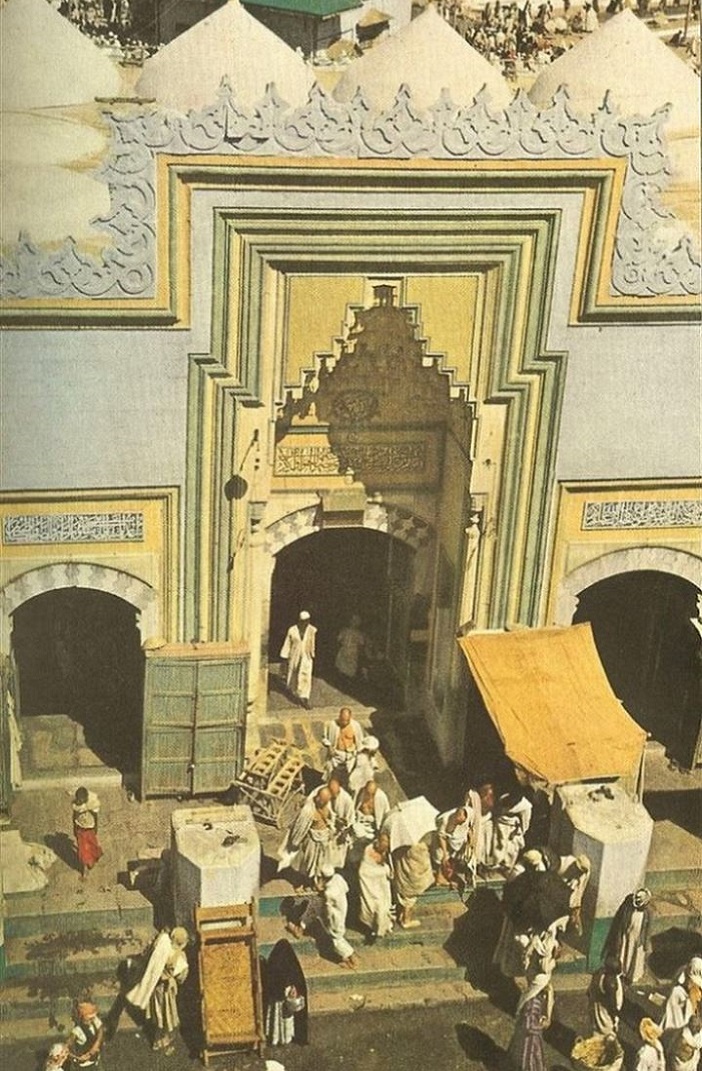https://www.islamveihsan.com/wp-content/uploads/2018/12/Mescidi-Haram%C4%B1n-giri%C5%9Fi-ve-ziyaret-eden-insanlar..jpg