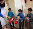 Kapı Kapı Gezerek Çocukların Geleceğini Aydınlatıyorlar