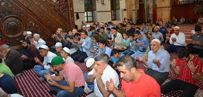 Çocuklar ve Babalar Sabah Namazında Buluştu