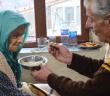102 Yaşındaki Annesine Gözü Gibi Bakıyor