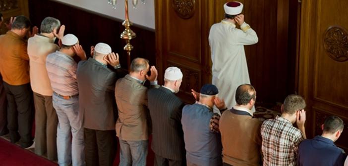 İmam Çorapsız Namaz Kıldırabilir mi?