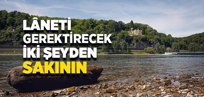 "Halkın Geçeceği Yola, Gölgeleneceği Yere, Su Kenarlarına vb. Yerlere Abdest Bozmak" ile İlgili Hadis