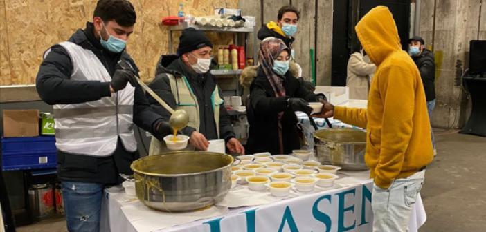 Hollanda'da Müslümanlardan Evsizlere Sıcak Çorba