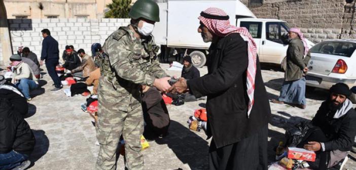 Mehmetçik, Barış Pınarı Bölgesinde İhtiyaç Sahiplerine Gıda Yardımı Yaptı