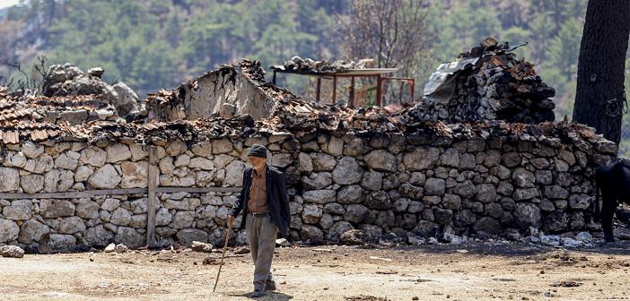 Hayvanlarının Yanarak Telef Olmasının Acısını Yaşayan Çoban, Hasar Gören Evini Terk Etmiyor