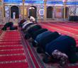 Kur’an Okuyamayan Okuyabilene Namaz Kıldırabilir mi?