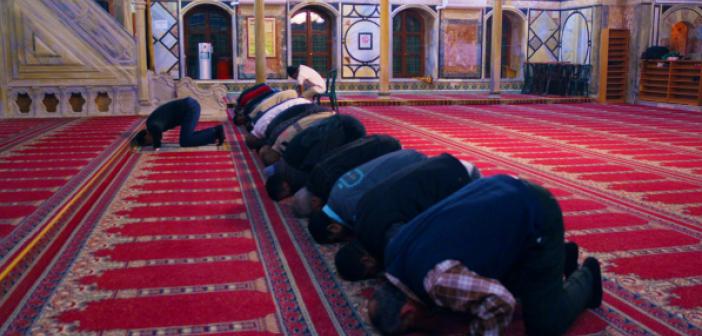 Kur’an Okuyamayan Okuyabilene Namaz Kıldırabilir mi?