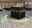 Bir Buçuk Yıl Aradan Sonra Kabe'de Sosyal Mesafesiz İlk Namaz Kılındı