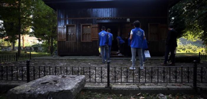 Düzce'de Gönüllü Gençler Ecdat Yadigarı Asırlık Camileri Temizledi