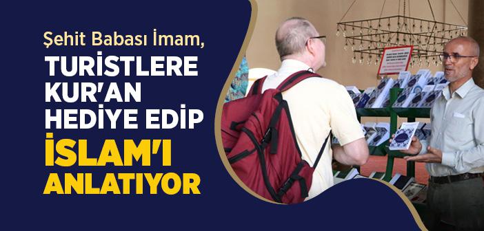 Şehit Babası İmam, Turistlere Kur'an Hediye Edip İslam'ı Anlatıyor