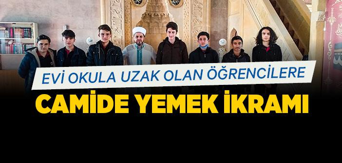 Evi Okula Uzak Olan Öğrencilere Camide Yemek İkramı