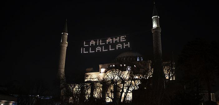 Ayasofya-i Kebir Cami-i Şerifi’ne Kelime-i Tevhid Yazılı Mahya Asıldı