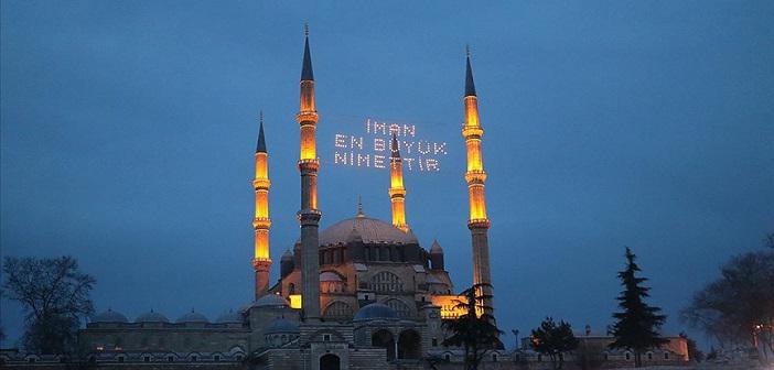 Selimiye Camisi Minarelerine “Mahya” Asıldı