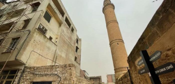 Tarihi Caminin Silüetini Bozan Bina Yıkılıyor