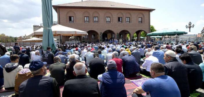 İslam Aleminde Ramazan Ayının Son Cuma Namazı Kılındı