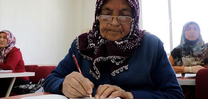 Katıldığı Kursta Azmiyle 76 Yaşında Okuma Yazmayı Öğrendi