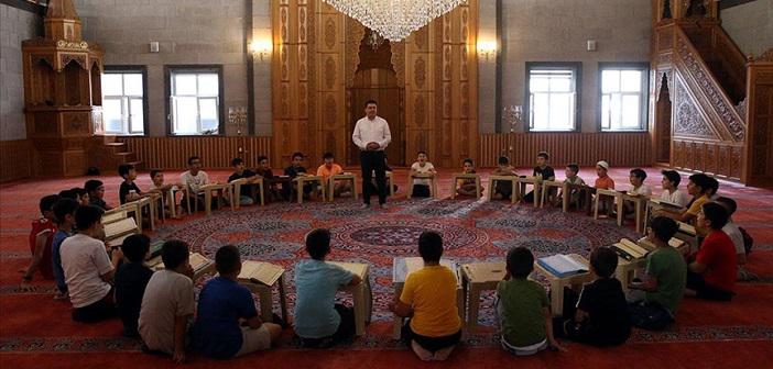 Kayseri'de Çocuklar Hem Kur'an Öğreniyor Hem Şehri Geziyor