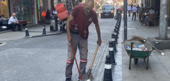 Temizlik İşçisi, "Kefenin Cebi Yok" Deyip, Tek Maaşıyla Dört Öğrenciye Burs Veriyor