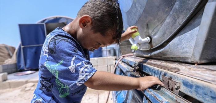 İdlib'deki Kamplara Sığınan Siviller Kavurucu Sıcaklarla Mücadele Ediyor