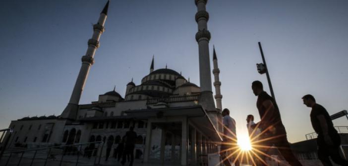 “Kâmet Getirildiği Zaman Namaza Koşarak Değil, Ağırbaşlı Bir Şekilde Yürüyerek Geliniz” Hadisi