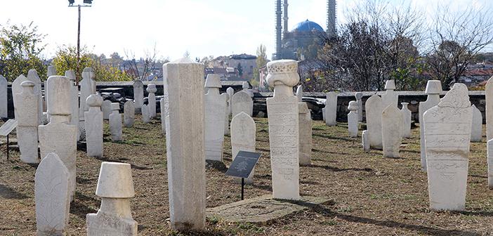 Edirne'deki Tarihi Muradiye Camisi'nin Haziresindeki Mezar Taşları Onarıldı