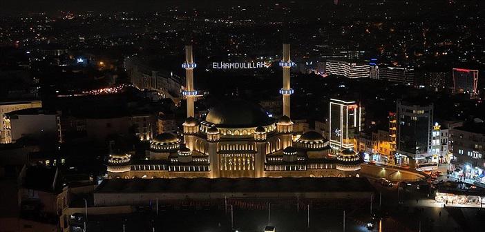 Taksim Camisi'ne "Elhamdülillah" Yazılı Mahya Asıldı