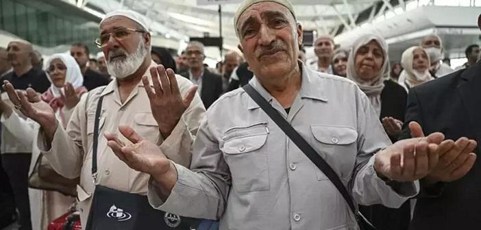 Türkiye'nin İlk Hac Kafileleri Dualarla Uğurlandı