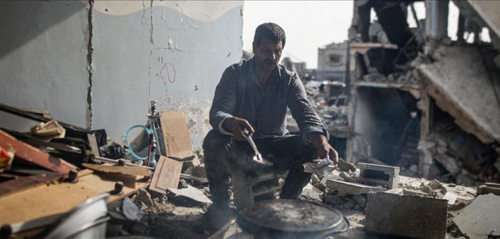 Gazzeliler, İsrail'in Yıktığı Evlerinin Enkazında Hayata Tutunmaya Çalışıyor