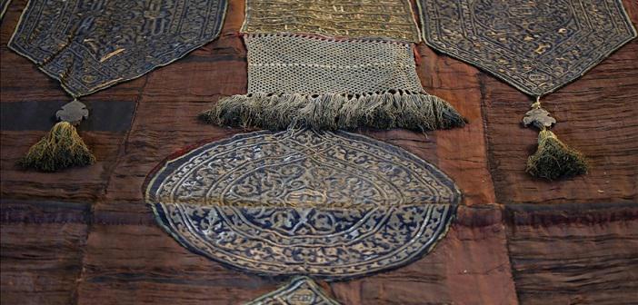 Bursa'da Ulu Cami'de Sergilenen Kabe Kapısı Örtüsünün Bakımı Tamamlandı