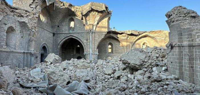 Katil İsrail, Gazze'deki 14 Asırlık Büyük Ömeri Camii'ni Yıktı
