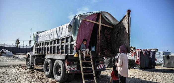 Refah Kentine Sığınan Gazzelli Aile, Bir Kamyon Kasasında Yaşamlarını Sürdürüyor