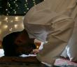 Elbiseyi Boynuna Bağlayıp Namaz Kılmak ile İlgili Hadis