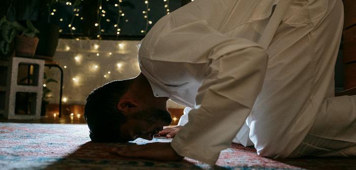 Elbiseyi Boynuna Bağlayıp Namaz Kılmak ile İlgili Hadis