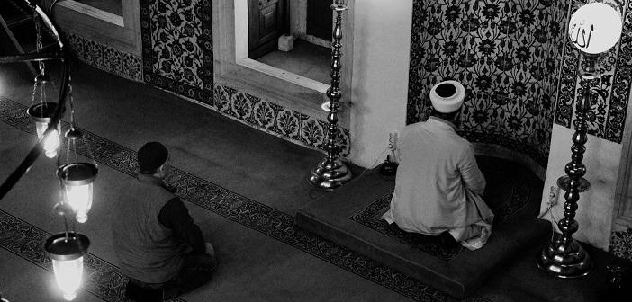 İmamın Namaz Kıldırdığı Yerde Nafile Kılması ile İlgili Hadis