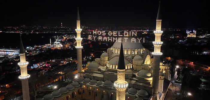 İstanbul'daki Camiler Mahyalarla Süsleniyor