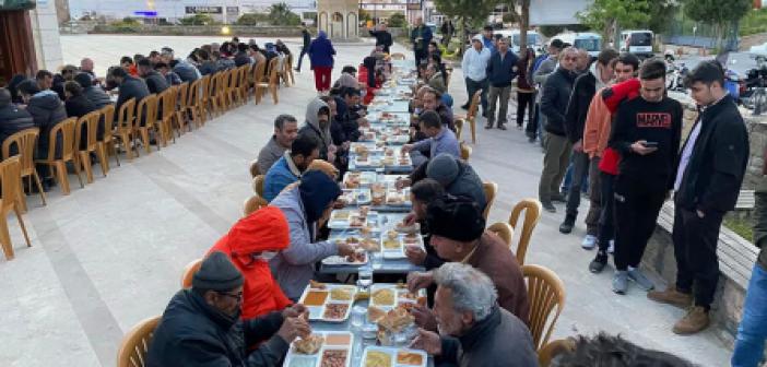 Bodrum'da Bir İmam, Cami Avlusunda İftar Sofrası Kuruyor