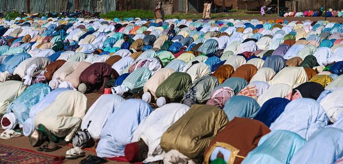 Namazda Elbiseyi Sarkıtmak ile İlgili Hadisler