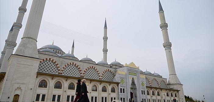 İstanbul'daki 597 Camiye 5 Dilde Karekodla Bilgilendirme Panosu Asıldı